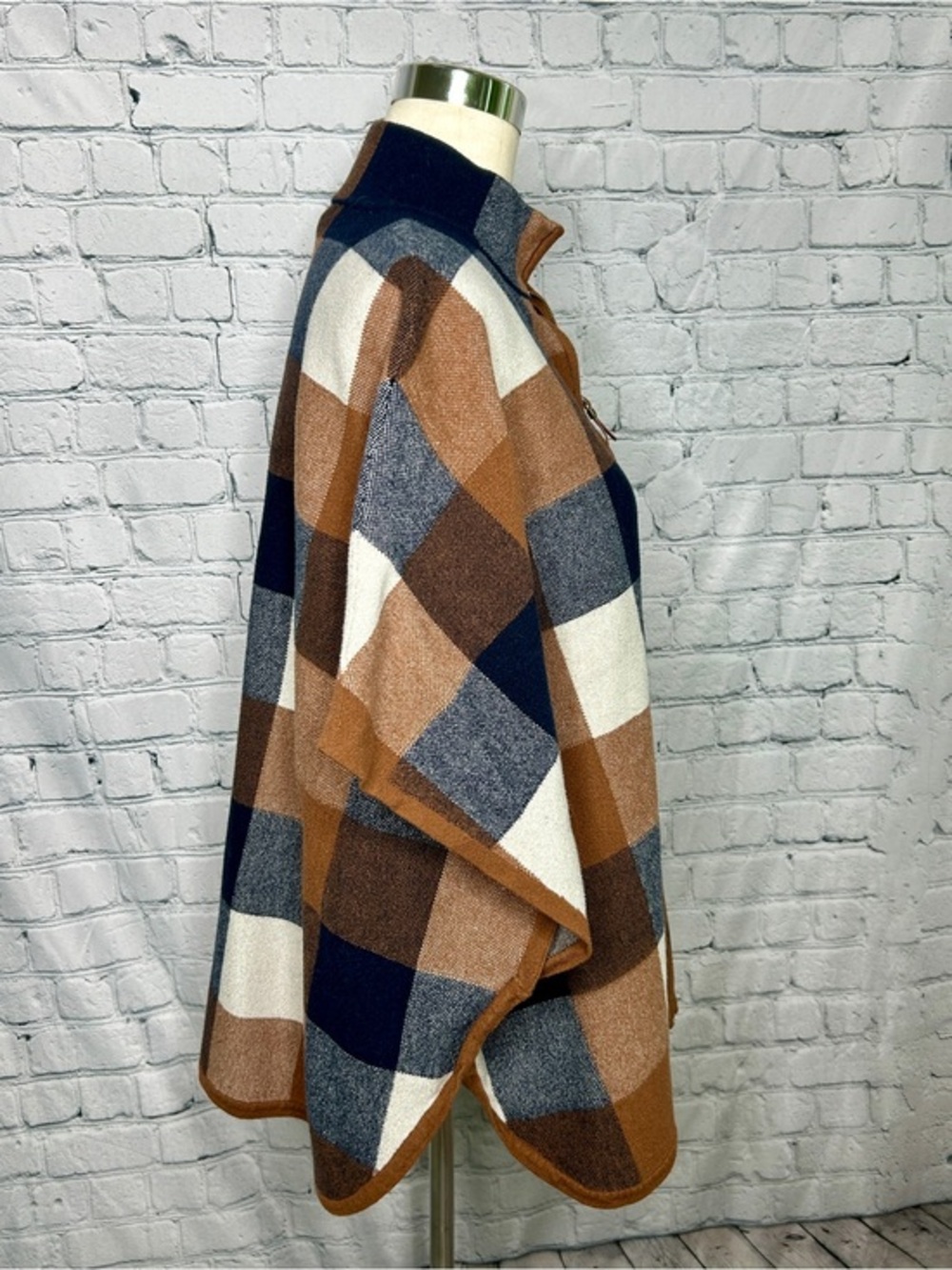 Tahari Women’s Large Plaid Poncho Cape Full Zip Brown Navy Cream Fall - Picture 7 of 9